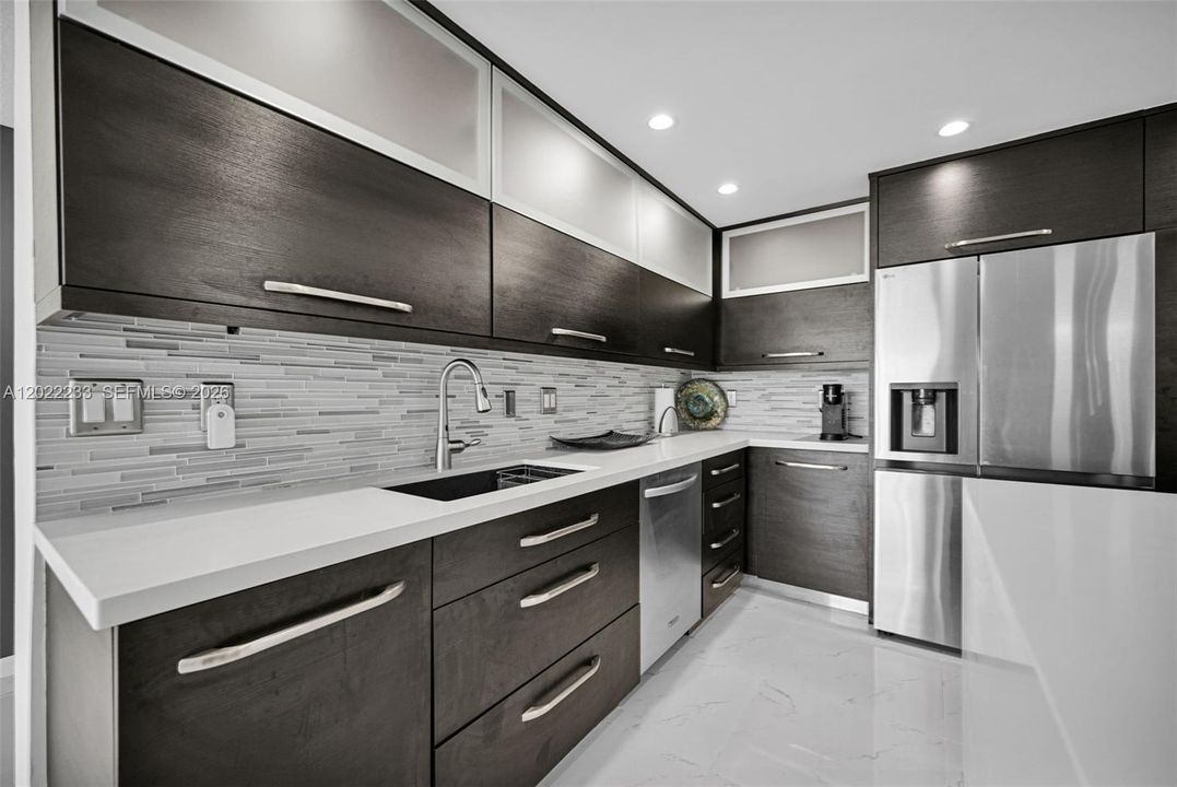 На продажу: $999,999 (2 спален, 2 ванн, 1800 Квадратных фут)