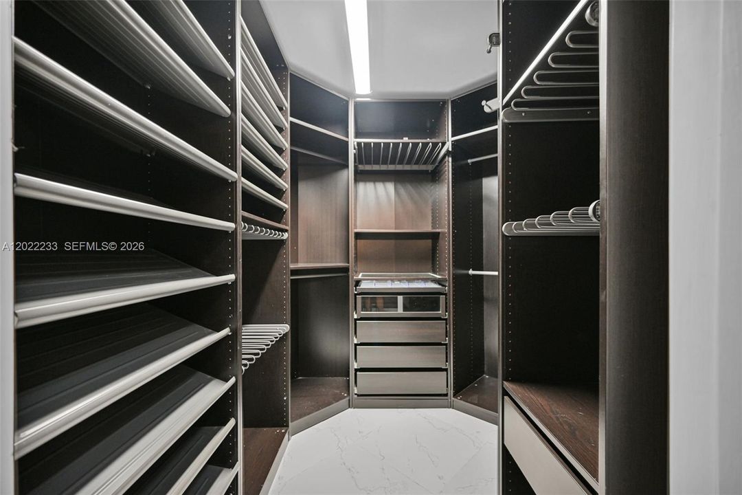 На продажу: $999,999 (2 спален, 2 ванн, 1800 Квадратных фут)