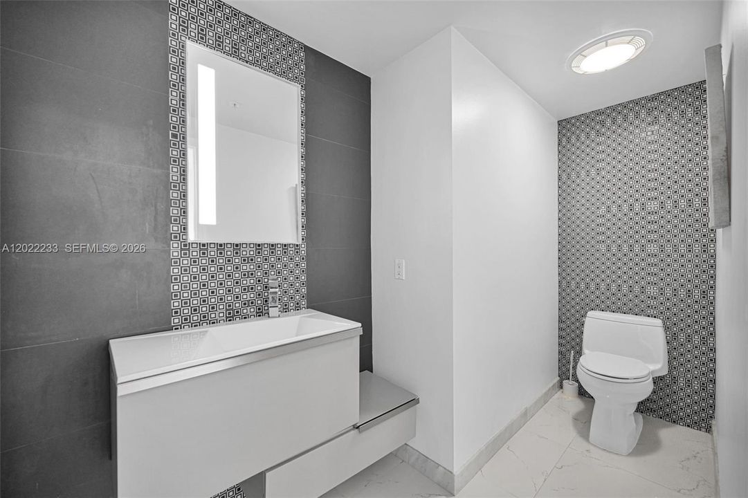 На продажу: $999,999 (2 спален, 2 ванн, 1800 Квадратных фут)