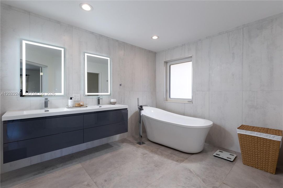 For Sale: $1,670,000 (6 beds, 4 baths, 3696 Square Feet)