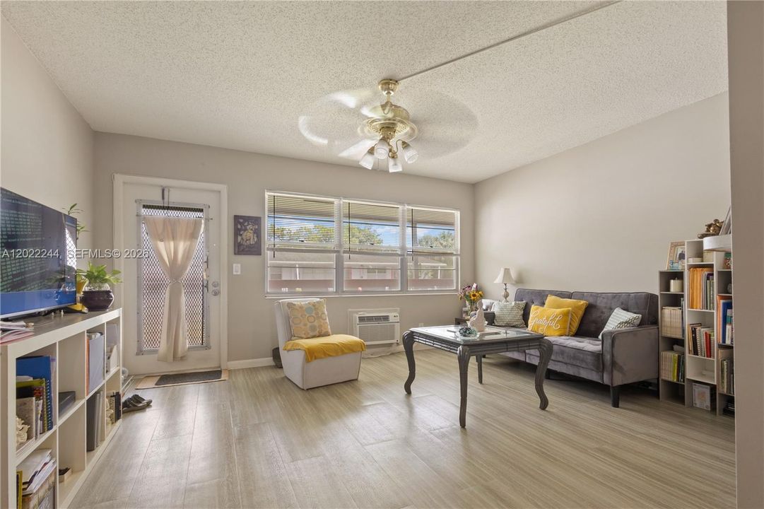 For Sale: $72,000 (1 beds, 1 baths, 585 Square Feet)