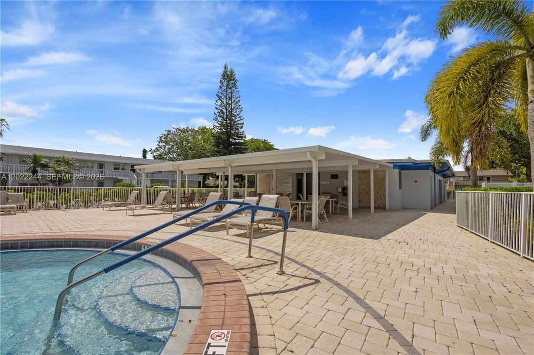 For Sale: $72,000 (1 beds, 1 baths, 585 Square Feet)