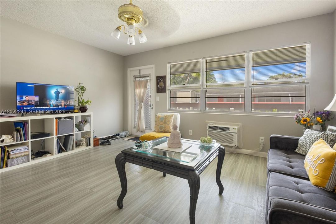 For Sale: $72,000 (1 beds, 1 baths, 585 Square Feet)