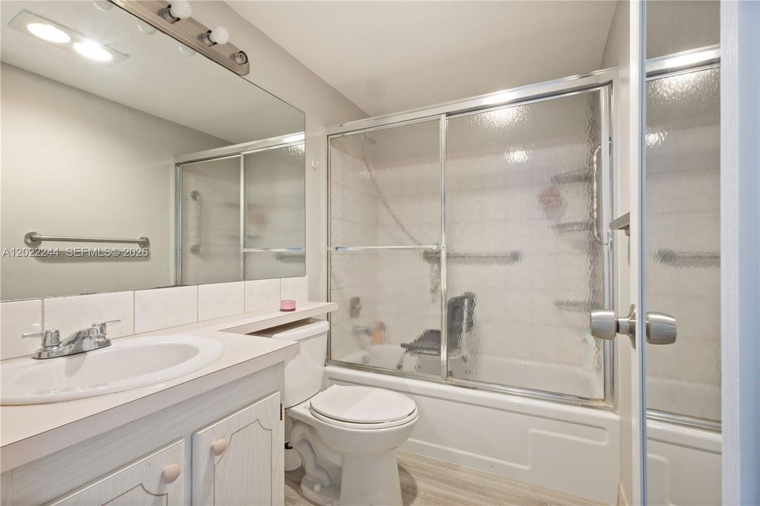 For Sale: $72,000 (1 beds, 1 baths, 585 Square Feet)