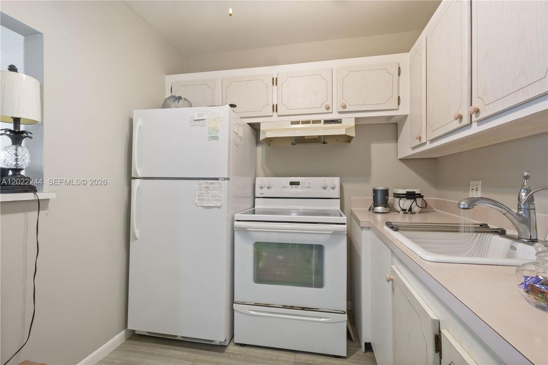 For Sale: $72,000 (1 beds, 1 baths, 585 Square Feet)