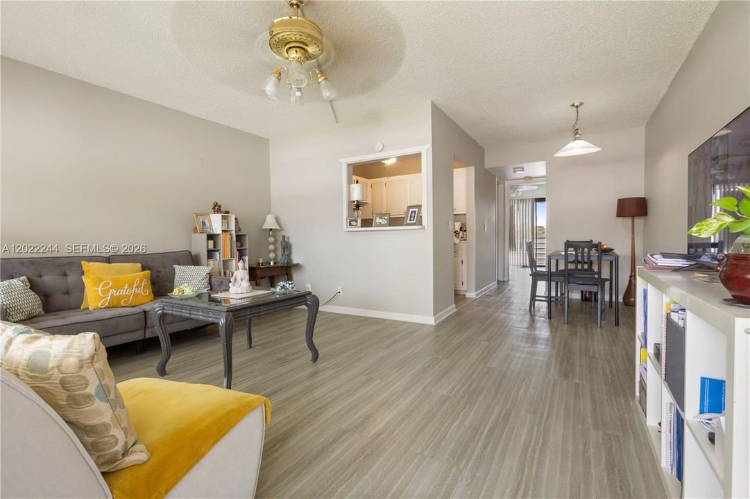 For Sale: $72,000 (1 beds, 1 baths, 585 Square Feet)