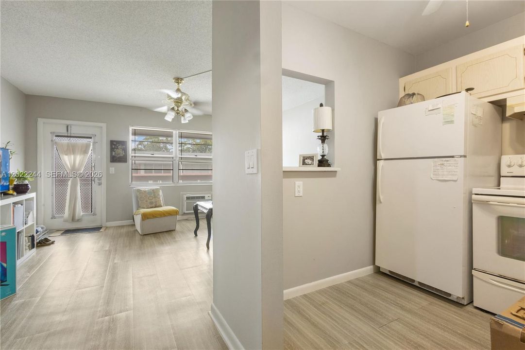For Sale: $72,000 (1 beds, 1 baths, 585 Square Feet)