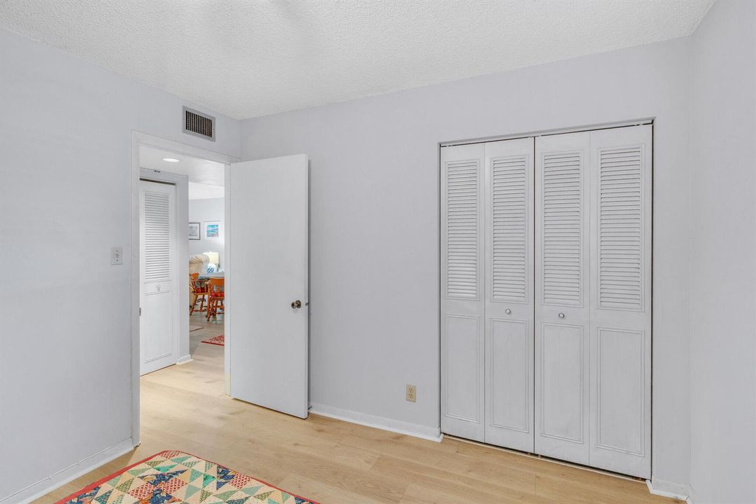17 Guest Bedroom (2)