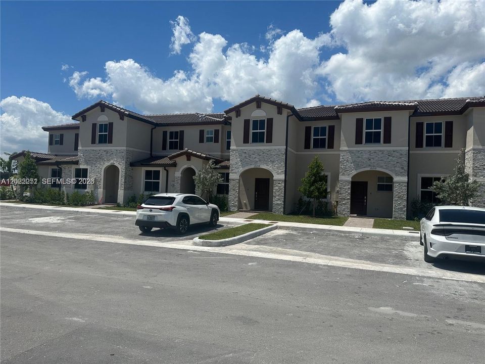 For Rent: $2,900 (3 beds, 2 baths, 1483 Square Feet)