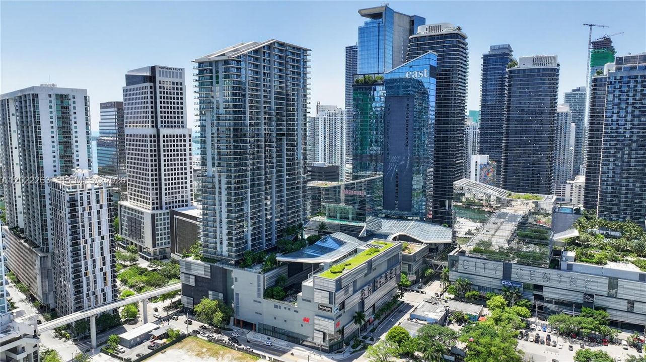 For Sale: $425,000 (1 beds, 1 baths, 775 Square Feet)