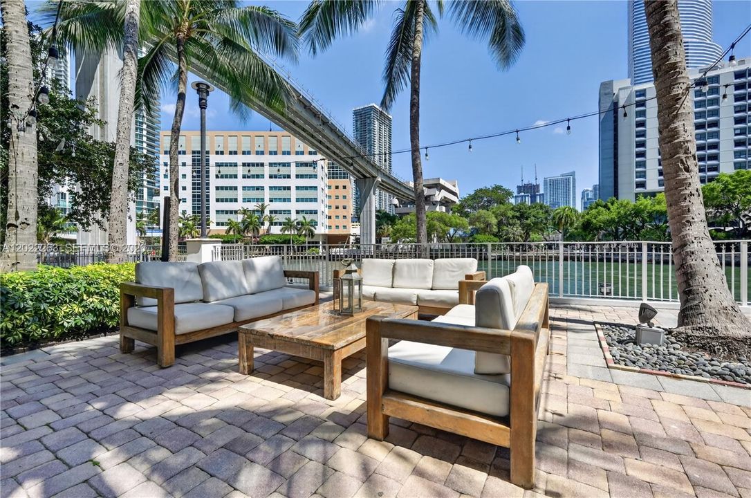 For Sale: $425,000 (1 beds, 1 baths, 775 Square Feet)