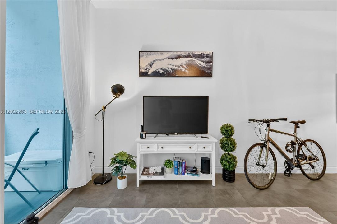 For Sale: $425,000 (1 beds, 1 baths, 775 Square Feet)
