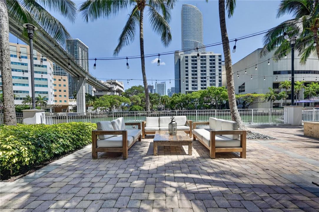 For Sale: $425,000 (1 beds, 1 baths, 775 Square Feet)