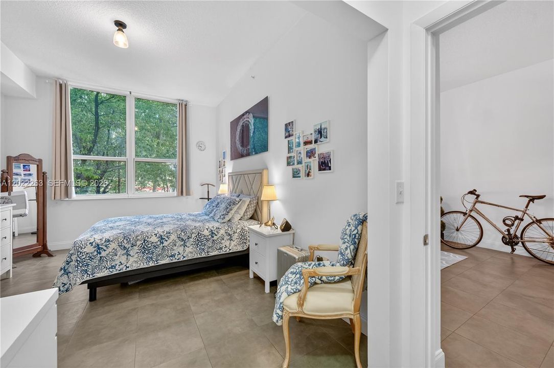 For Sale: $425,000 (1 beds, 1 baths, 775 Square Feet)