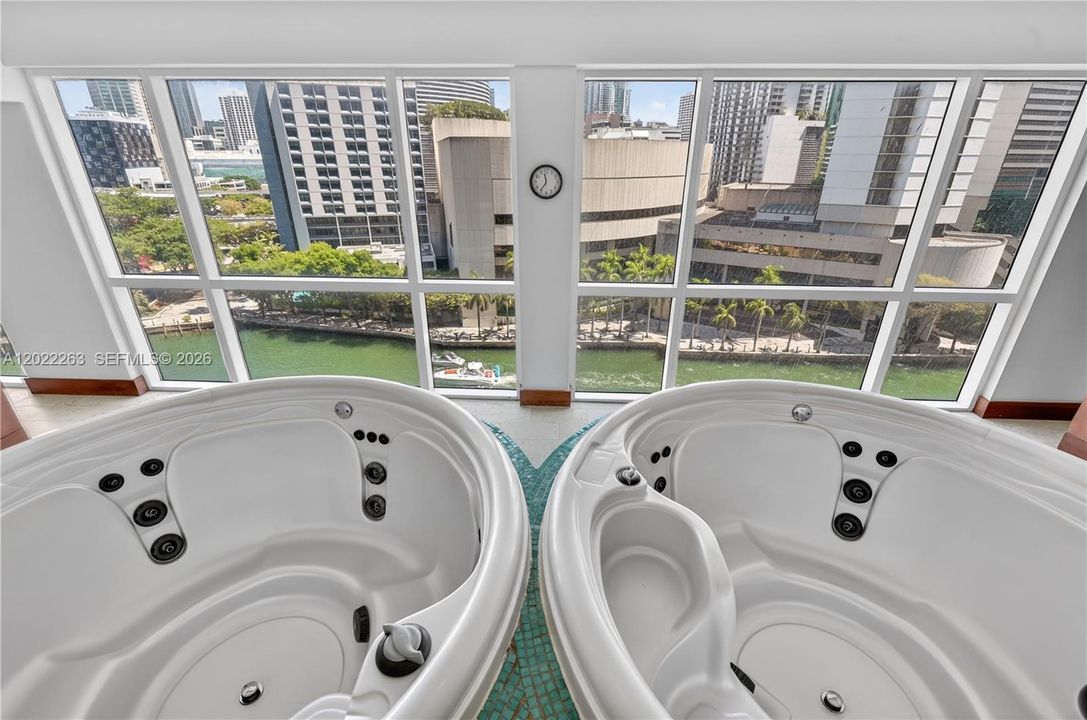 For Sale: $425,000 (1 beds, 1 baths, 775 Square Feet)