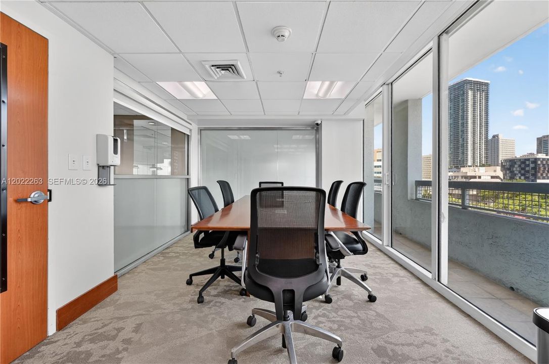 For Sale: $425,000 (1 beds, 1 baths, 775 Square Feet)