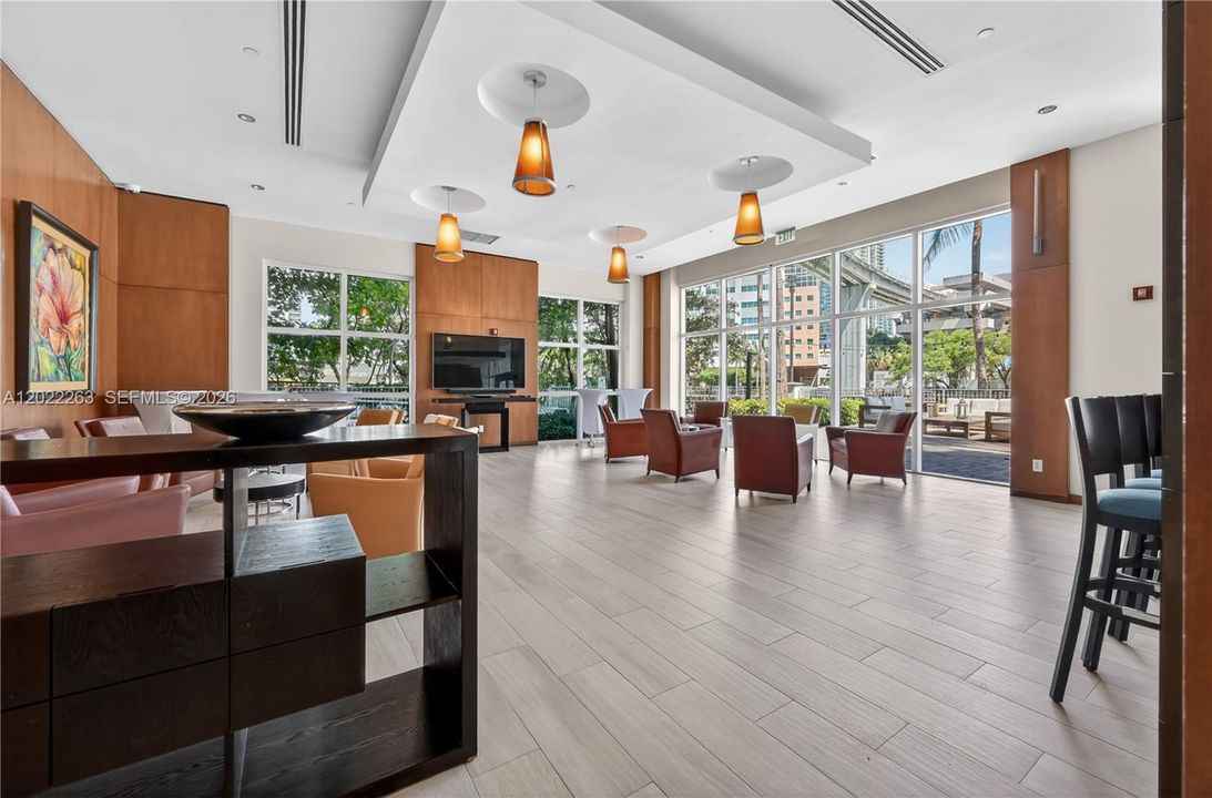 For Sale: $425,000 (1 beds, 1 baths, 775 Square Feet)