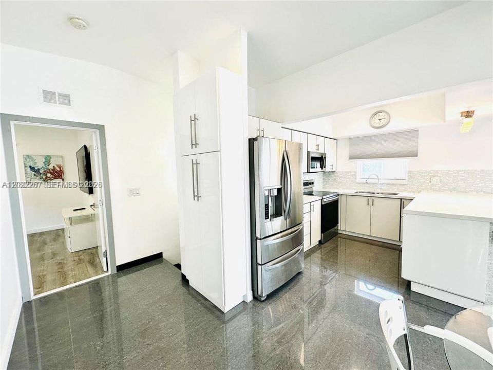 For Rent: $3,200 (2 beds, 2 baths, 990 Square Feet)