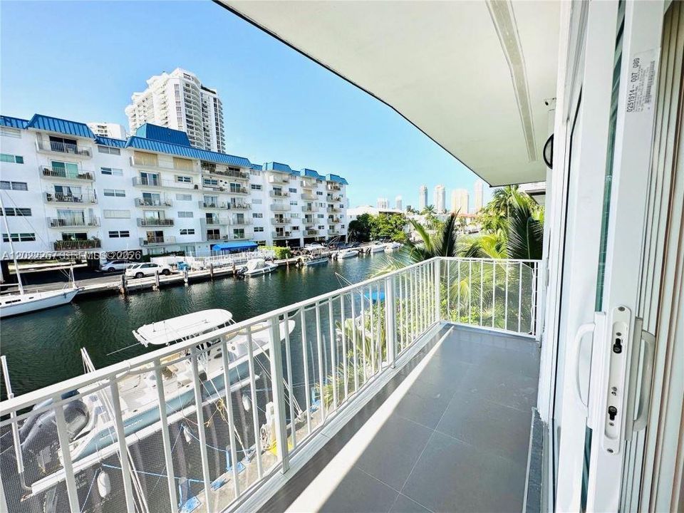 For Rent: $3,200 (2 beds, 2 baths, 990 Square Feet)
