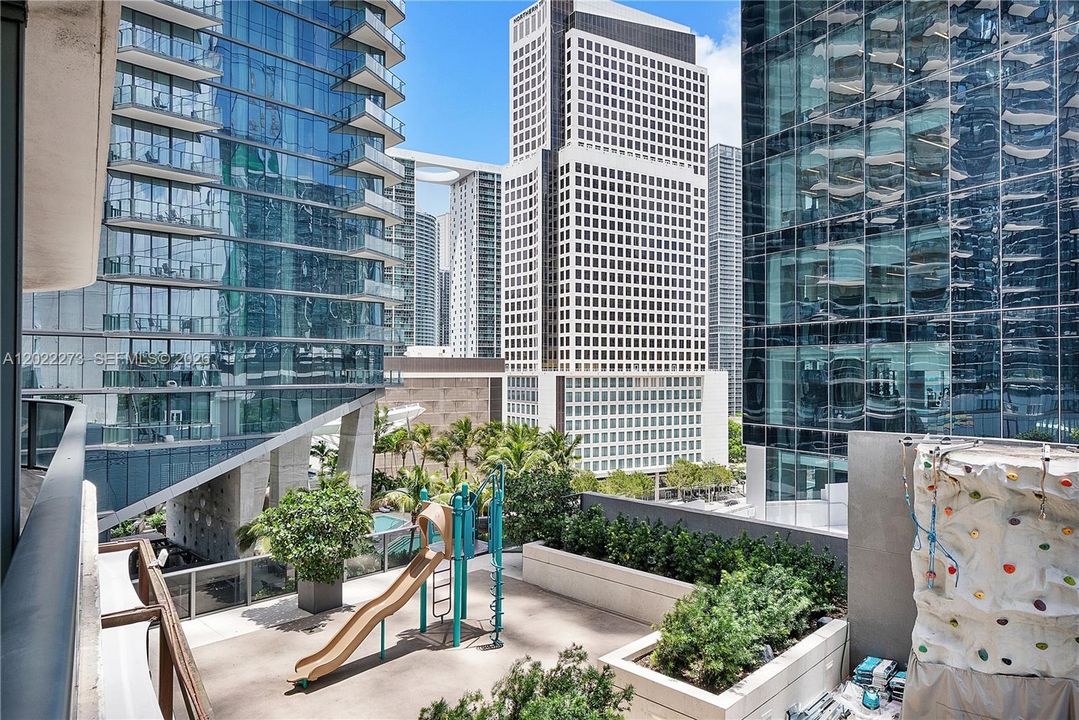 For Sale: $975,000 (3 beds, 3 baths, 1368 Square Feet)