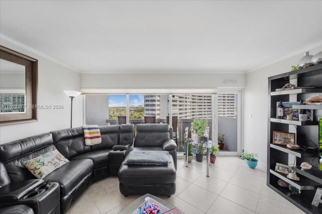 For Sale: $420,000 (1 beds, 1 baths, 900 Square Feet)