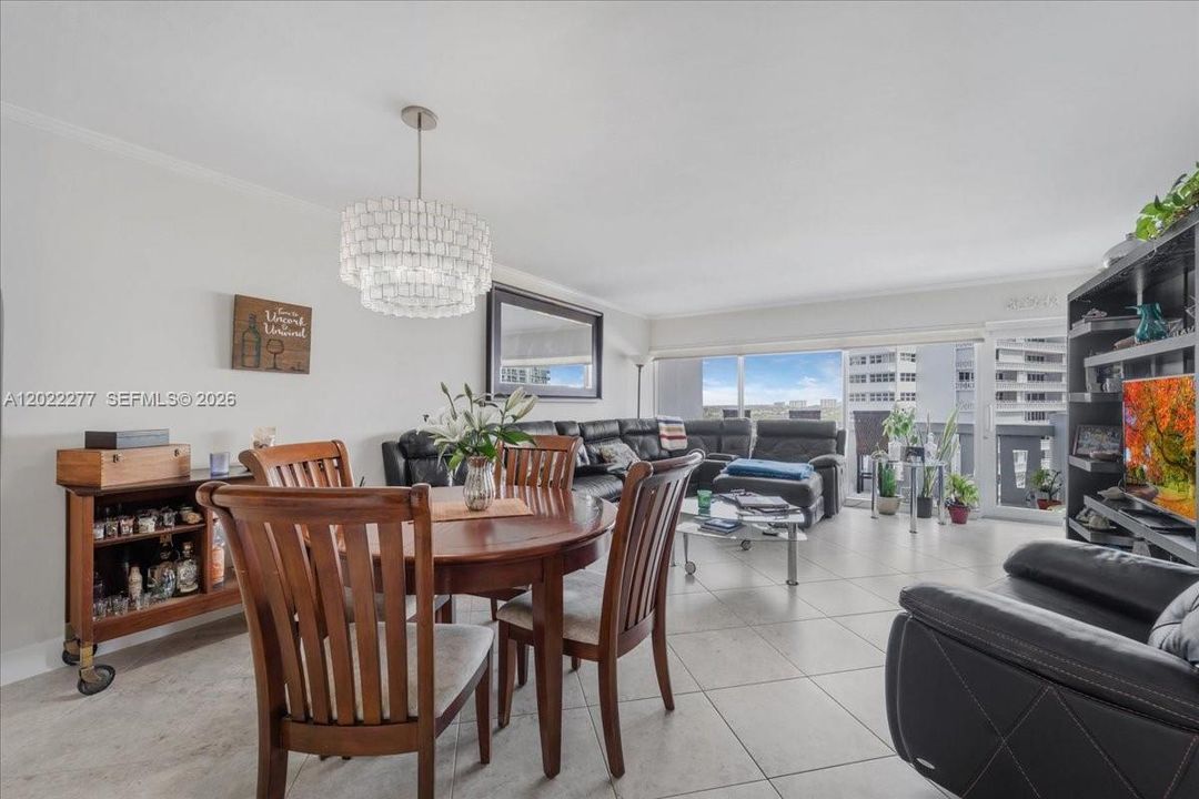 For Sale: $420,000 (1 beds, 1 baths, 900 Square Feet)