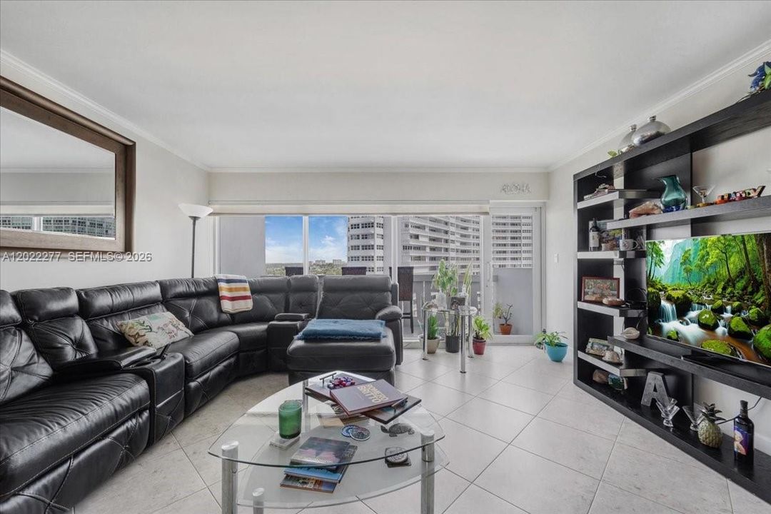 For Sale: $420,000 (1 beds, 1 baths, 900 Square Feet)