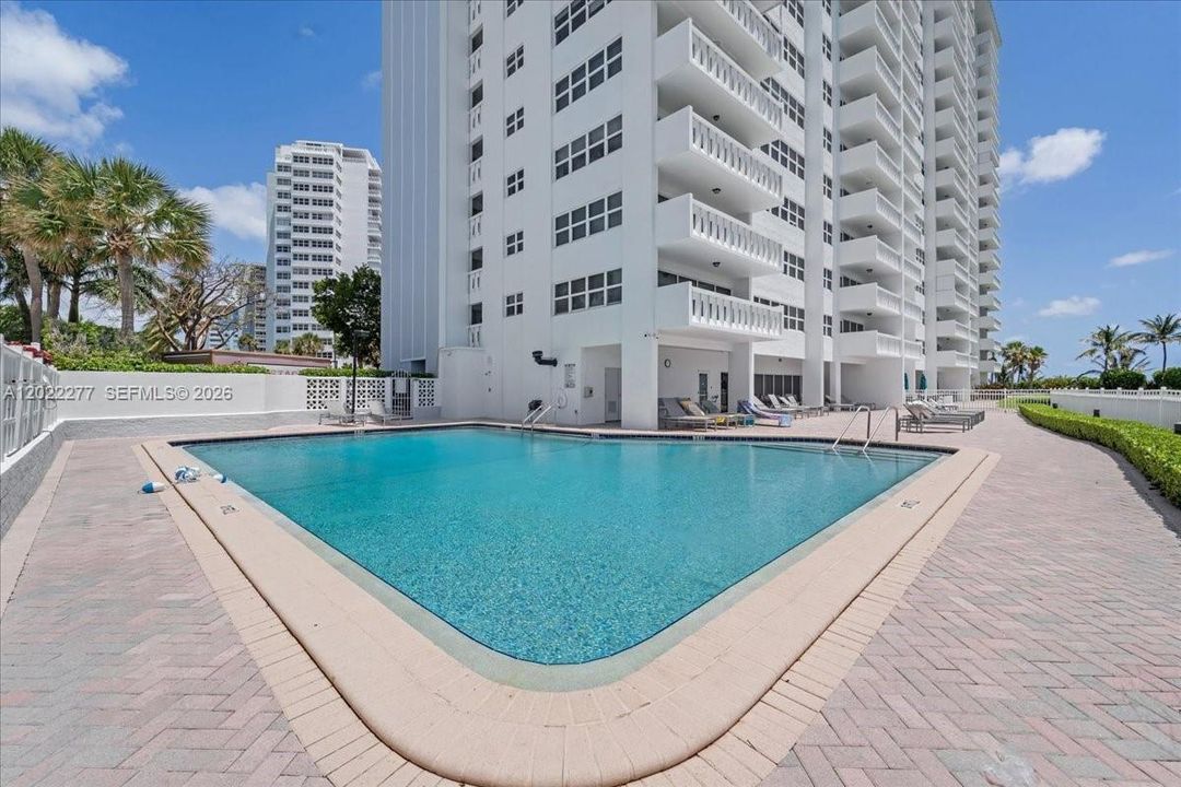 For Sale: $420,000 (1 beds, 1 baths, 900 Square Feet)