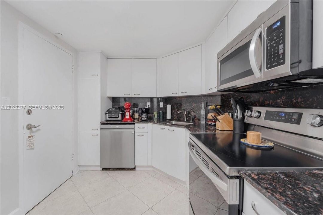 For Sale: $420,000 (1 beds, 1 baths, 900 Square Feet)