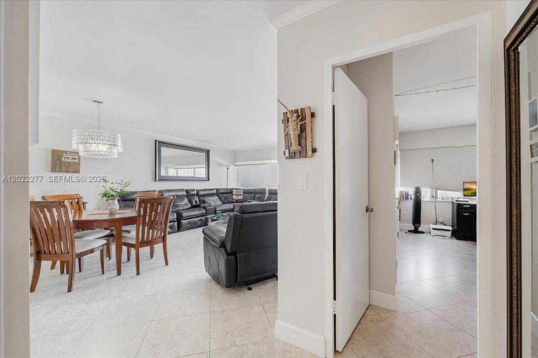 For Sale: $420,000 (1 beds, 1 baths, 900 Square Feet)