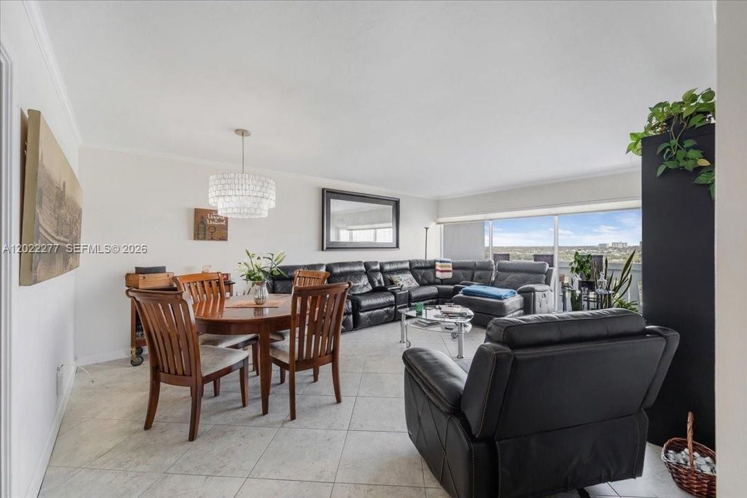For Sale: $420,000 (1 beds, 1 baths, 900 Square Feet)