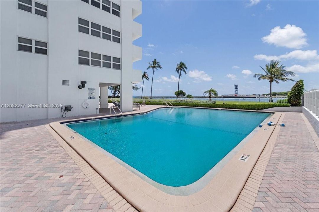 For Sale: $420,000 (1 beds, 1 baths, 900 Square Feet)