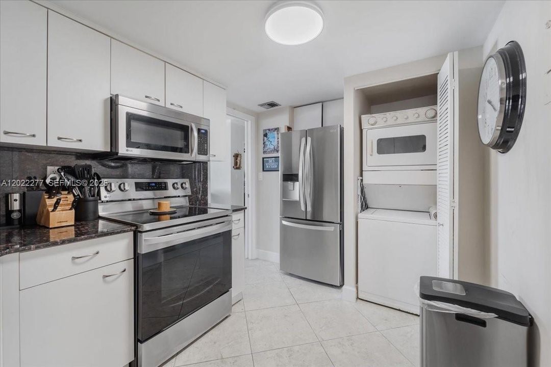 For Sale: $420,000 (1 beds, 1 baths, 900 Square Feet)