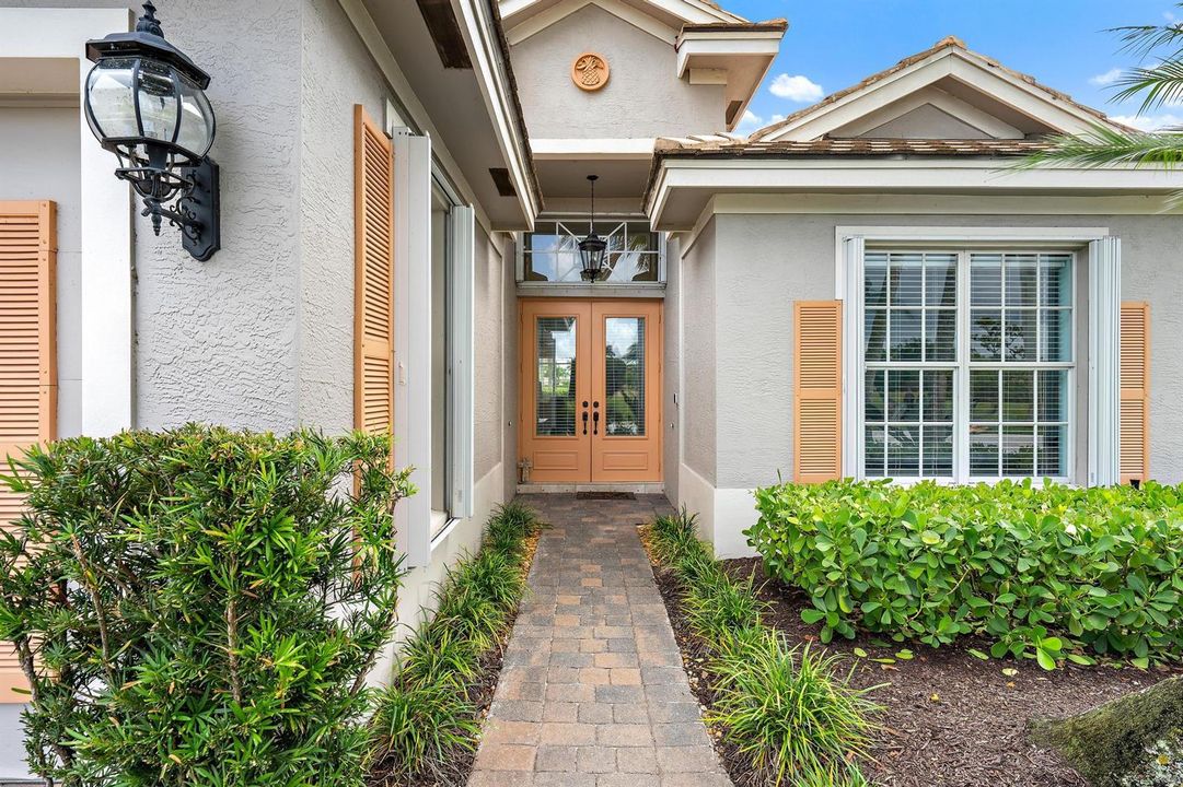 10755 La Strada