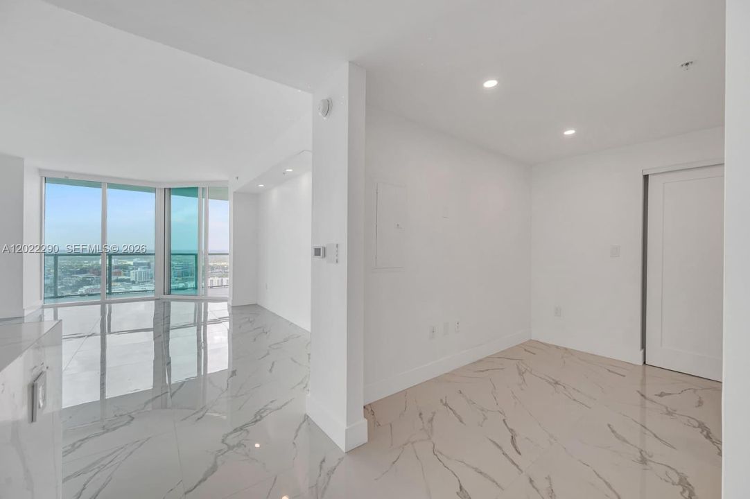 Active With Contract: $3,750 (1 beds, 1 baths, 867 Square Feet)