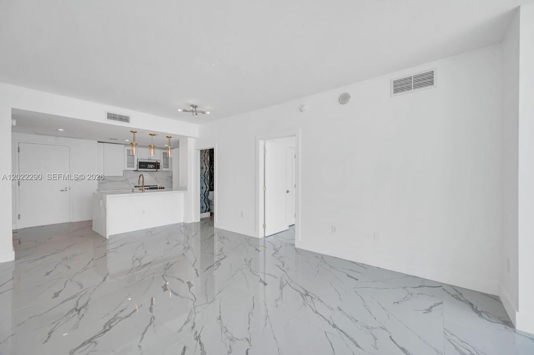 Active With Contract: $3,750 (1 beds, 1 baths, 867 Square Feet)
