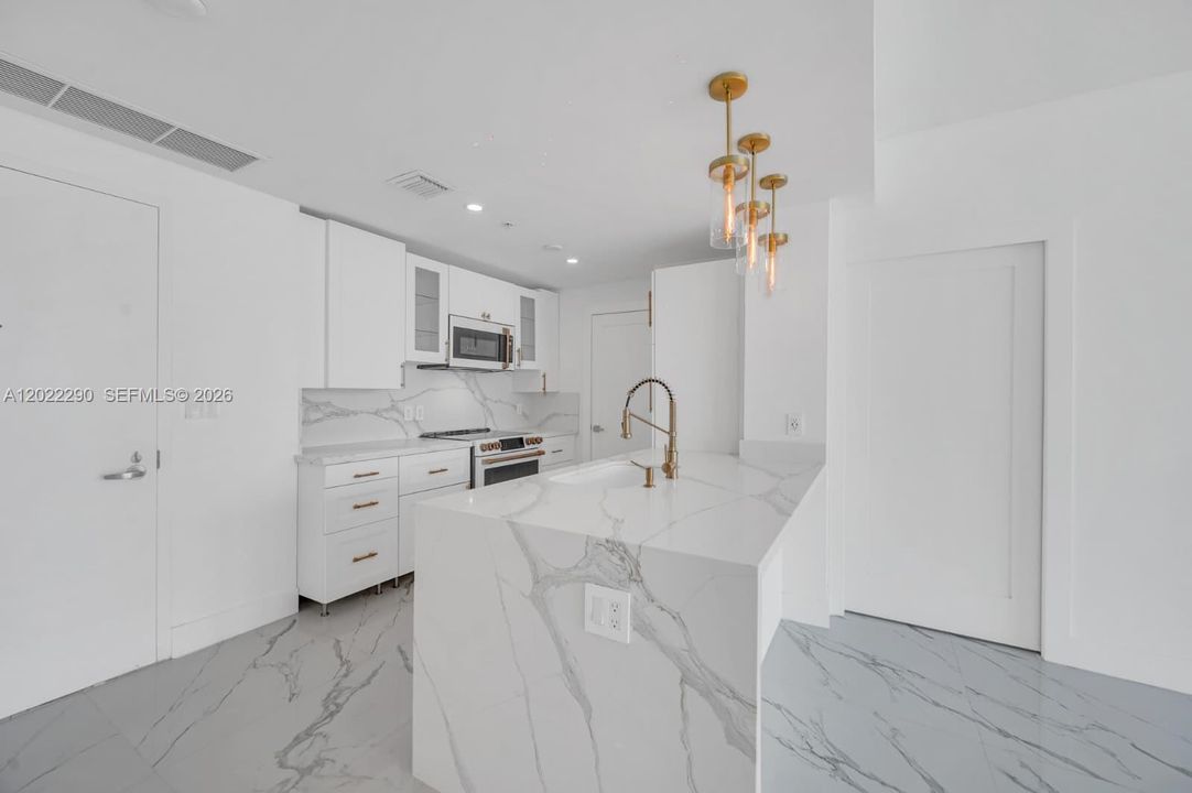 Active With Contract: $3,750 (1 beds, 1 baths, 867 Square Feet)