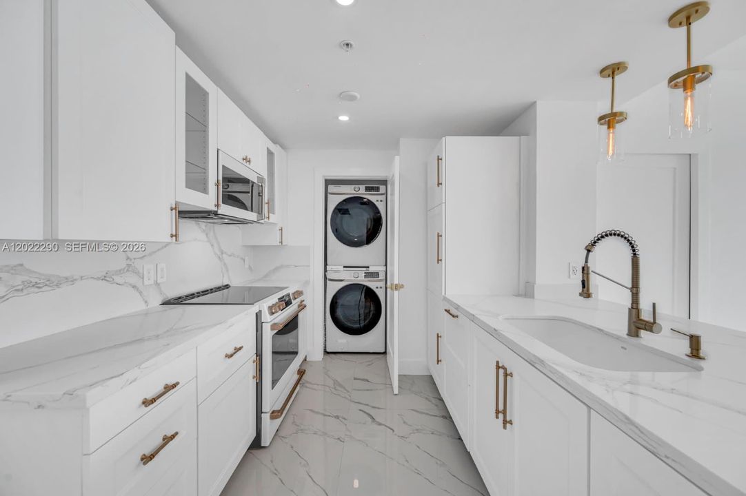 Active With Contract: $3,750 (1 beds, 1 baths, 867 Square Feet)
