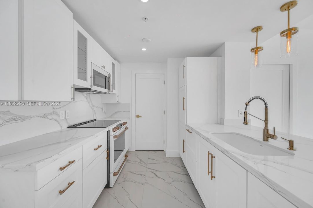Active With Contract: $3,750 (1 beds, 1 baths, 867 Square Feet)