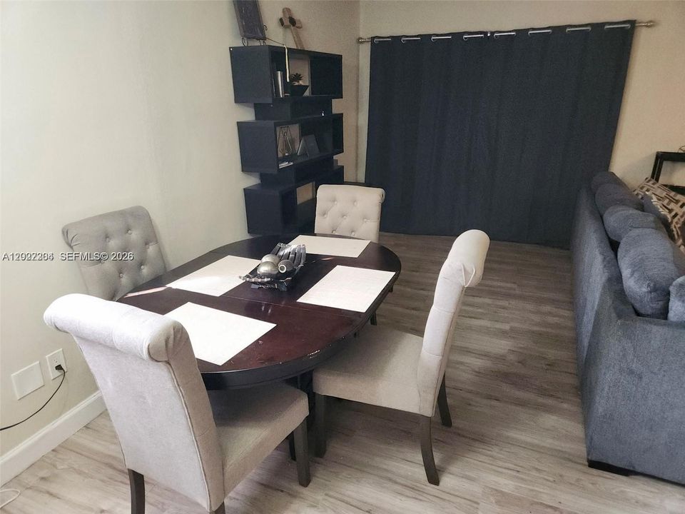 En Venta: $439,999 (4 camas, 2 baños, 1714 Pies cuadrados)