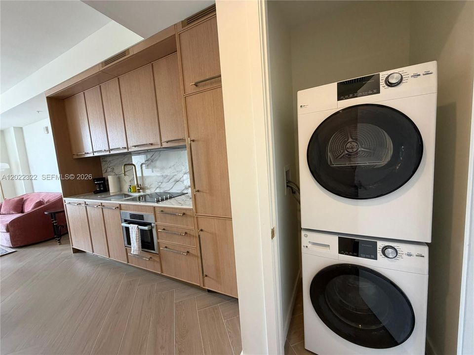 For Rent: $4,900 (1 beds, 1 baths, 817 Square Feet)