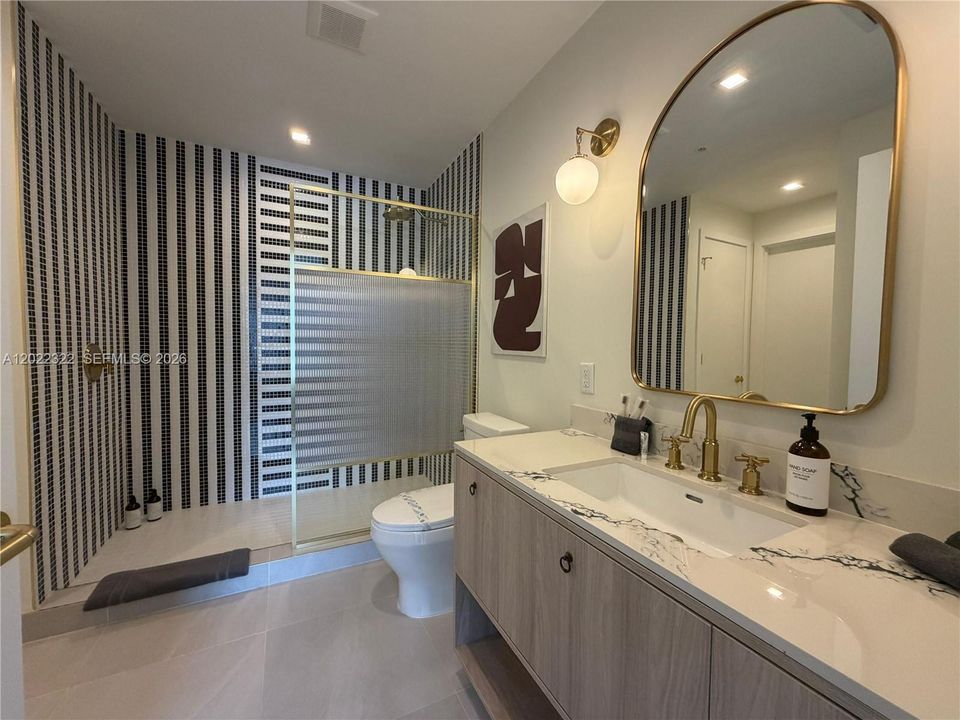 For Rent: $4,900 (1 beds, 1 baths, 817 Square Feet)