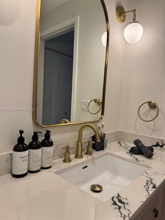 For Rent: $4,900 (1 beds, 1 baths, 817 Square Feet)