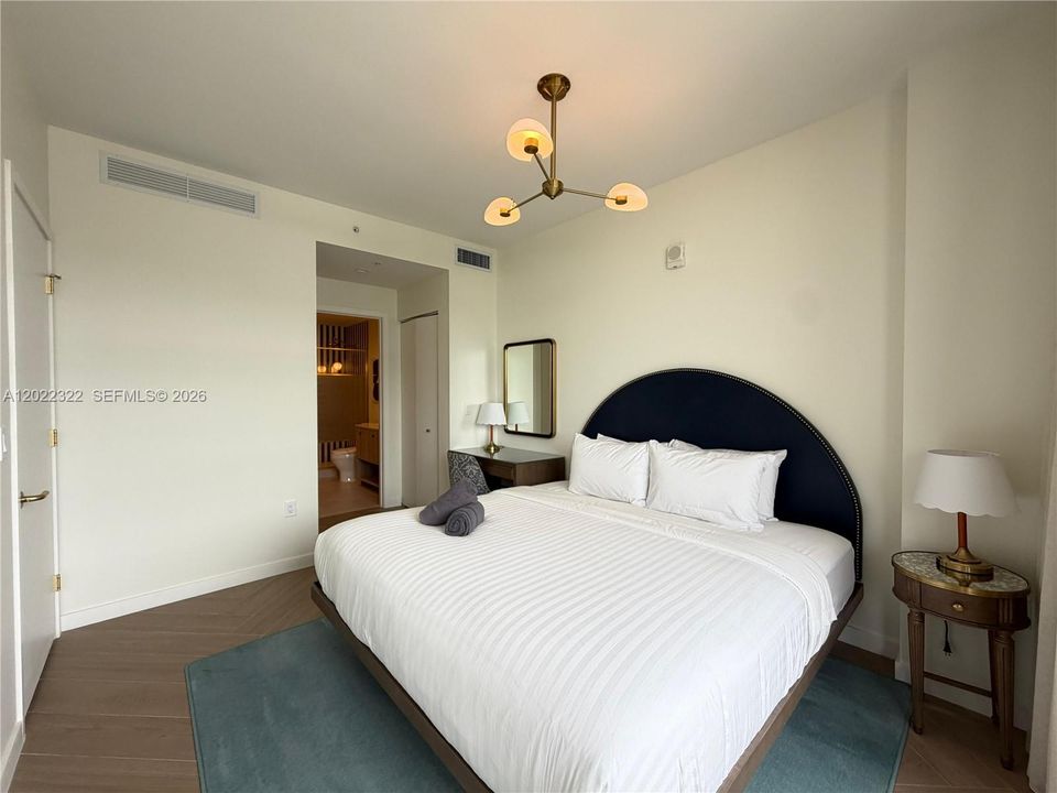 For Rent: $4,900 (1 beds, 1 baths, 817 Square Feet)