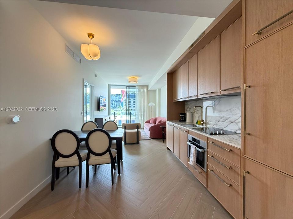 For Rent: $4,900 (1 beds, 1 baths, 817 Square Feet)