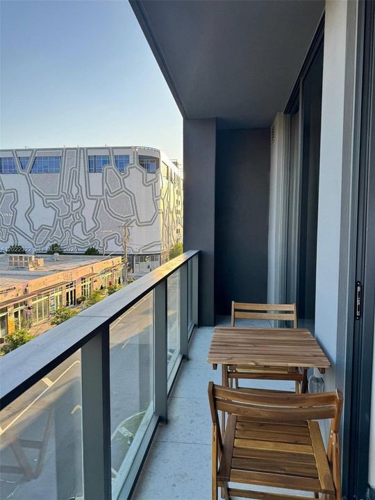 For Rent: $4,900 (1 beds, 1 baths, 817 Square Feet)