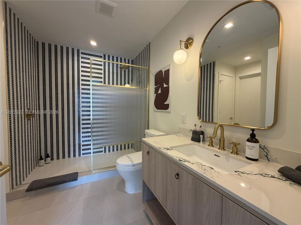 For Rent: $4,900 (1 beds, 1 baths, 817 Square Feet)