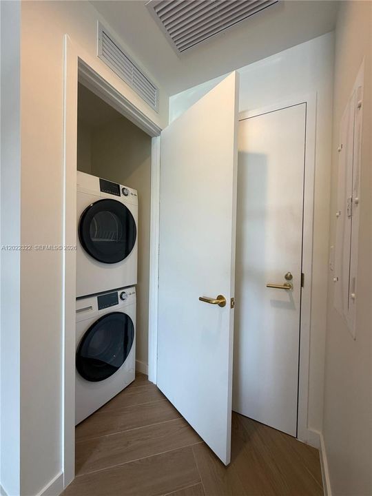 For Rent: $4,900 (1 beds, 1 baths, 817 Square Feet)
