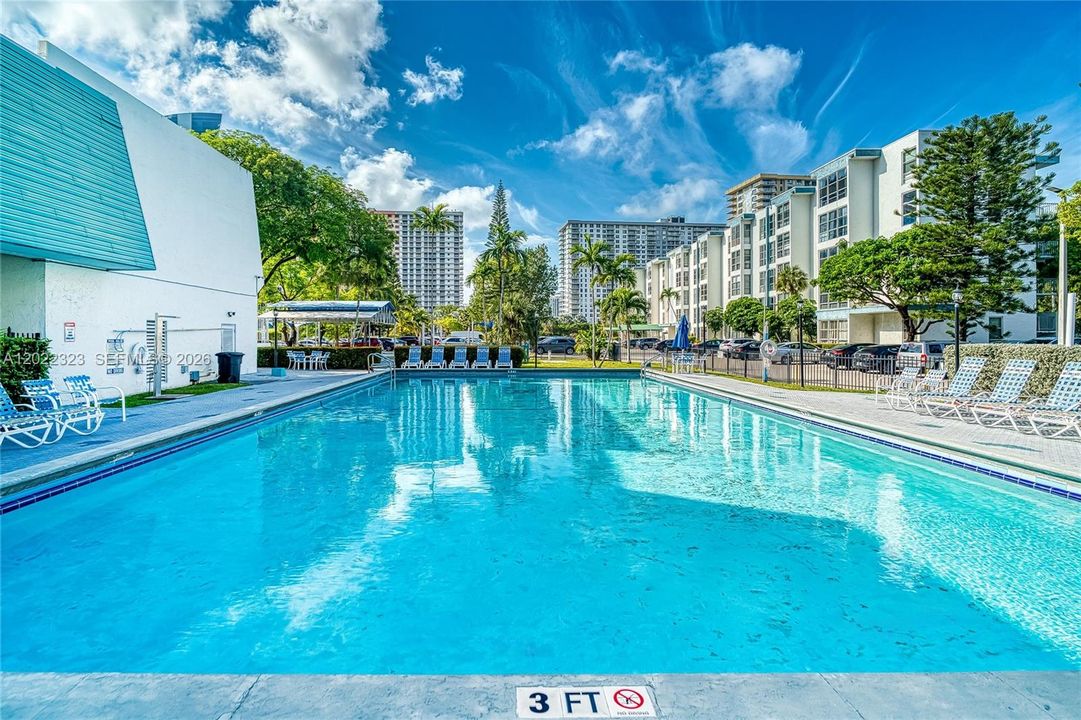 Active With Contract: $1,950 (1 beds, 1 baths, 620 Square Feet)