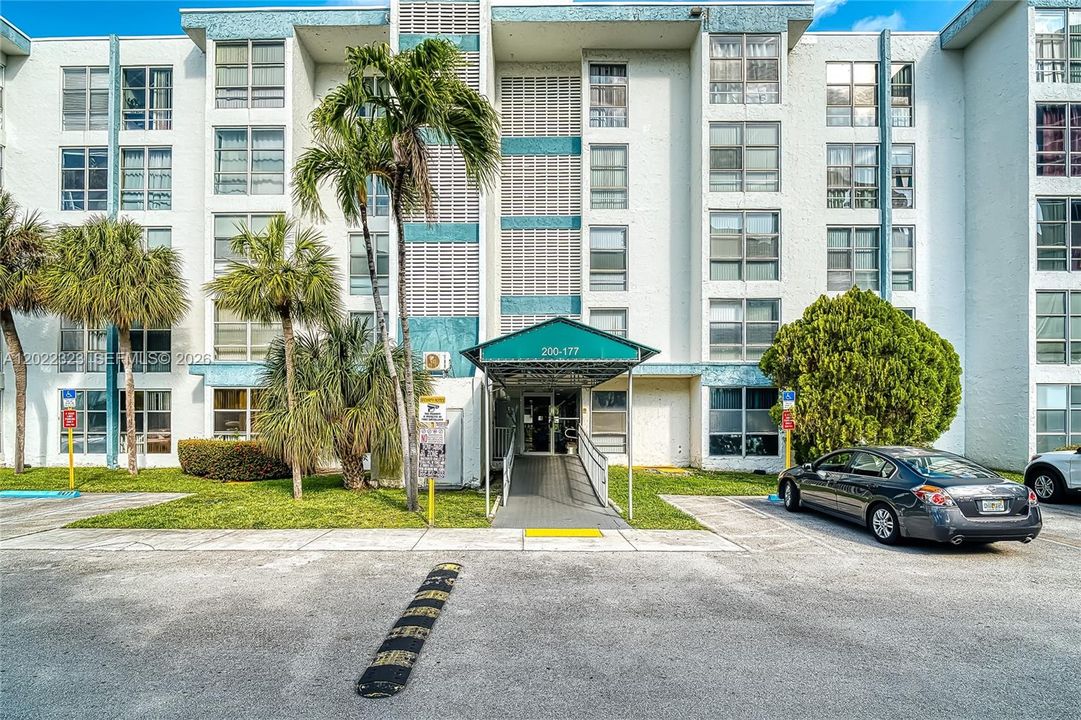 Active With Contract: $1,950 (1 beds, 1 baths, 620 Square Feet)